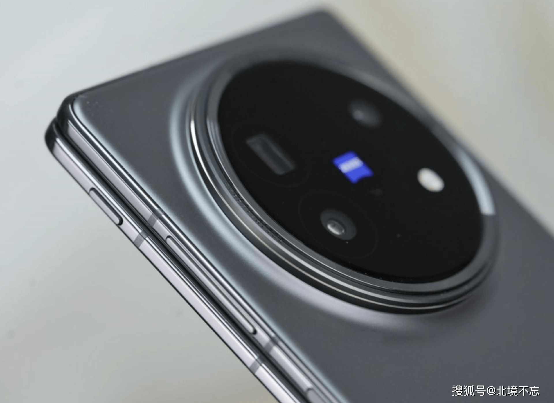 新旗舰轻盈机身配6000mAh大电池6999元起售j9九游会网址是什么vivo X Fold5折叠屏(图2) 新旗舰轻盈机身配6000mAh大电池6999元起售j9九游会网址是什么vivo X Fold5折叠屏(图2)